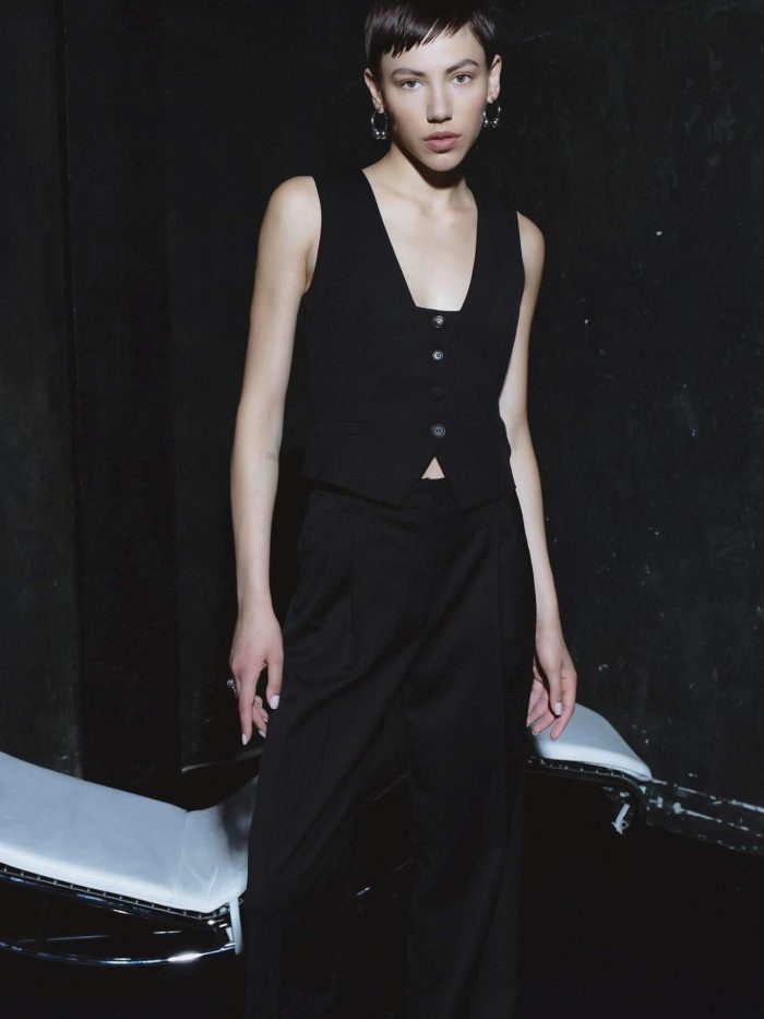 Square Neckline Black Vest Vaga